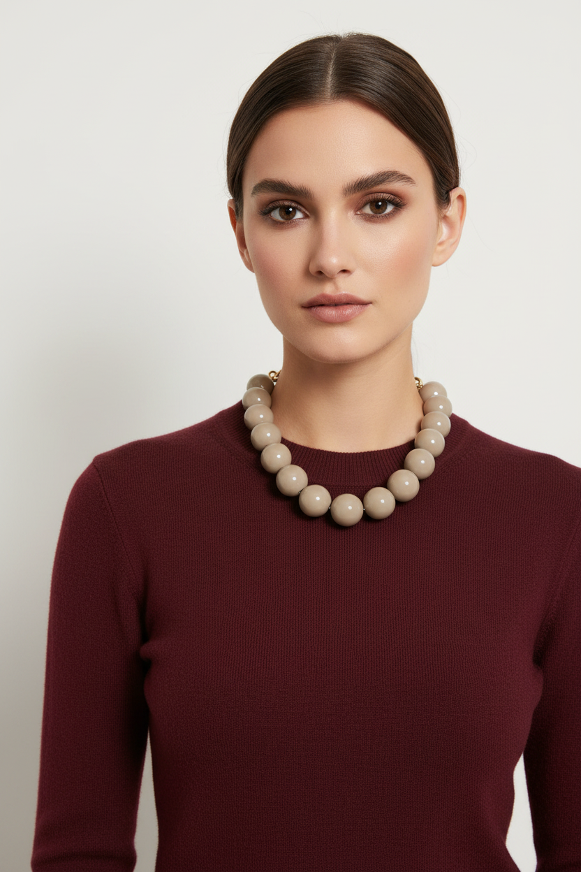 Collana greige con maglione bordeaux