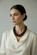 Collana marrone scuro con blusa in seta