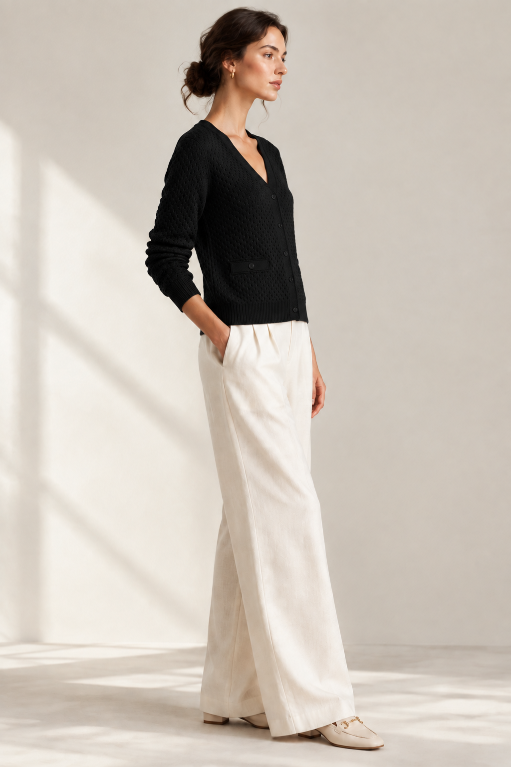 Modella con cardigan nero profilo
