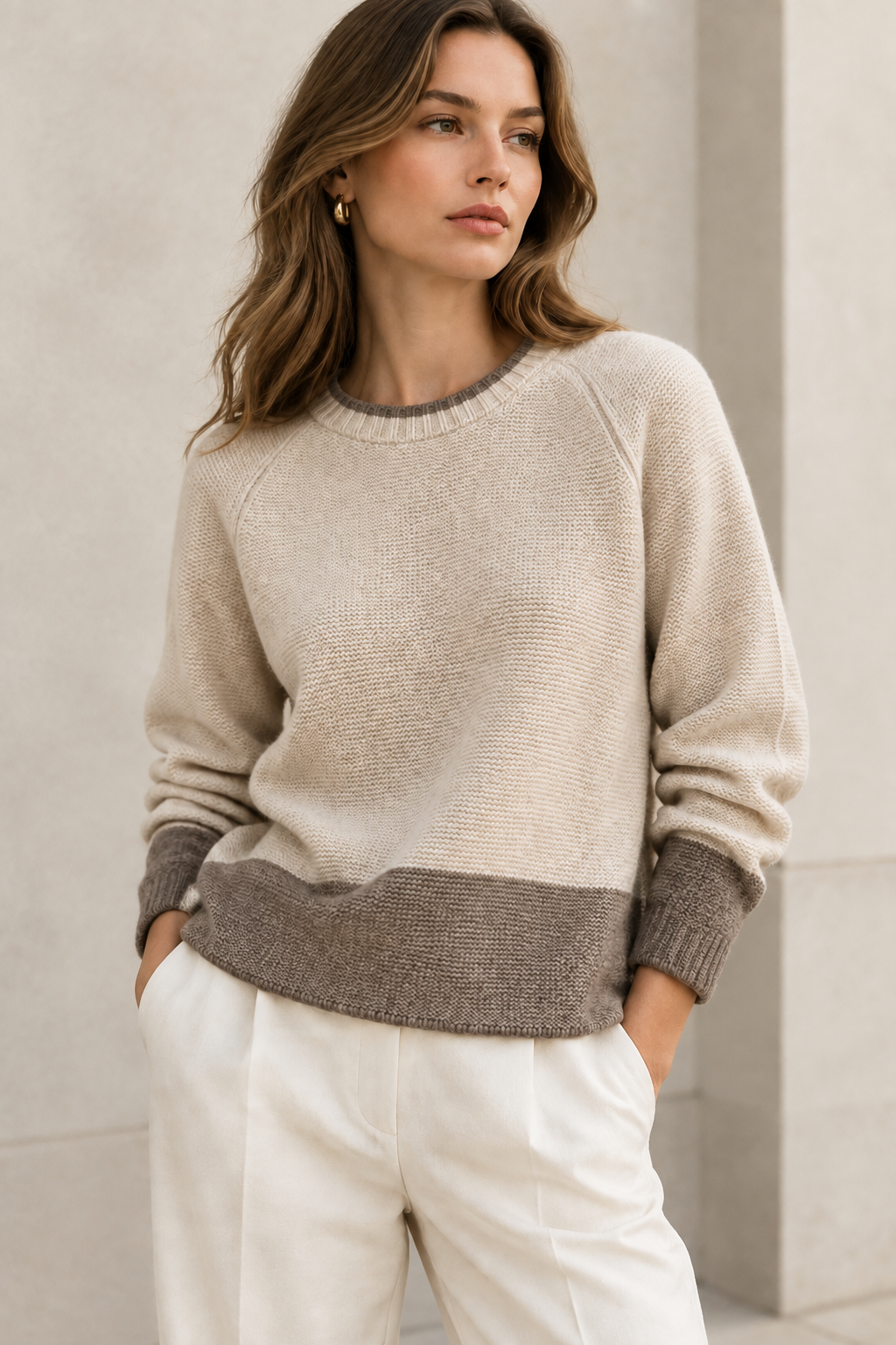 Modella maglione con bordino colletto scuro