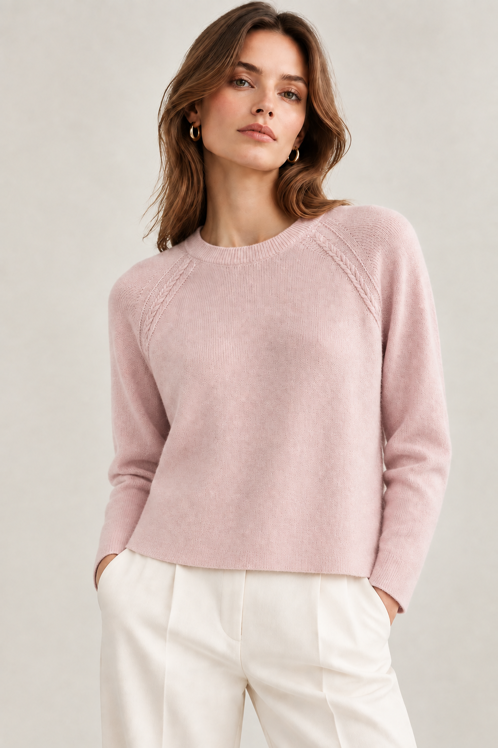 Modella maglione rosa senza bordo